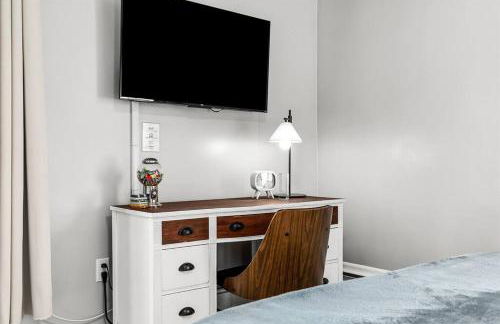 Warm & Comfy 2BR, Huge Backyard, Great Location! - Photo 8