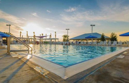 Enjoy mini golf, arcade games, and pools with Family in 2BD Orlando condo - Foto 28