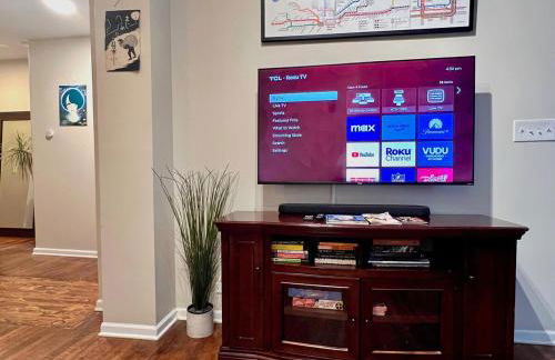 The Banksy-Free Parking -4 bedroom w King bed- Firepit Rooftop near United Center - Foto 13