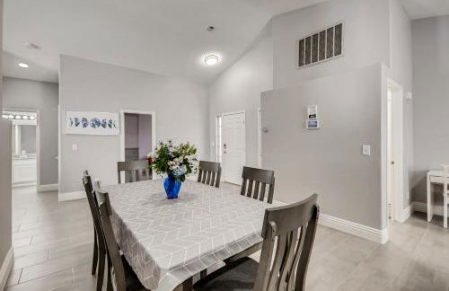 Luxurious House With A Pool, Spa, and Patio, Sleeps 6 Comfortably - Foto 8