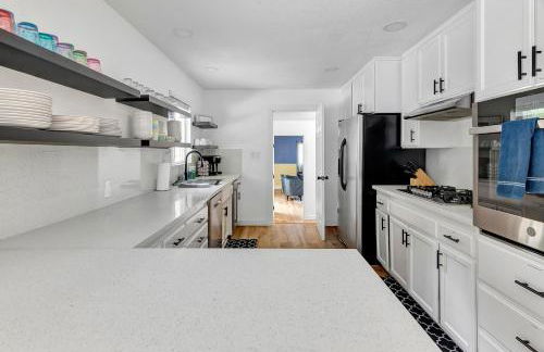 Modern Family Home w/Pool and Hot Tub - Foto 29