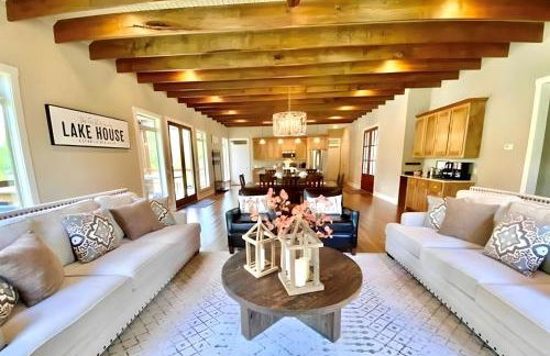 Paradise Point - 4BR Lakefront Haven Dock, Kayaks, & Cozy Firepit - Foto 17