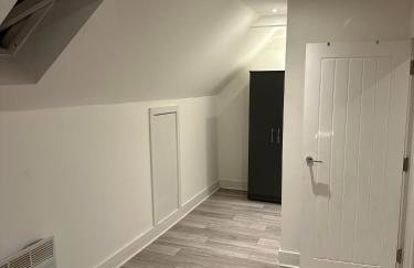 Epsom High Street Apartment 10 - Photo 9