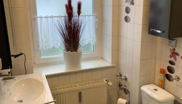 Best-Preis FEWO Rathausblick 2 - Zentrale Lage in Wittenberge - 2 Personen - Einzelzimmer - Vollausstattung - WLAN / Prime & Self-Check-In - Foto 5, towels