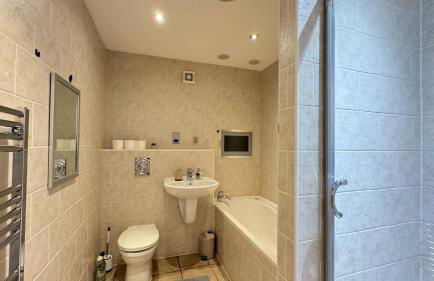 Stylish 2 Bedroom Apartment With 2 Bathrooms and Free Gated Parking - Foto 31