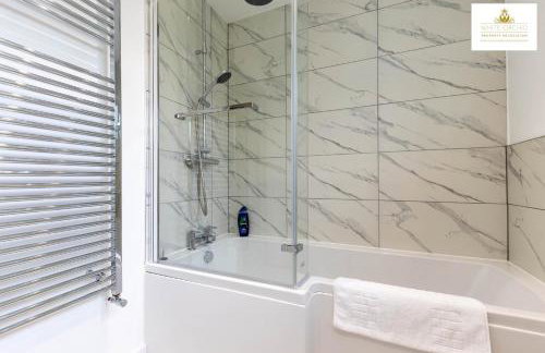 Contractors 3 Bed 2Bath House Free Off Street Parking for 2 Cars WiFi Stevenage Self Catering Sleeps 5 Guests By White Orchid Property Relocation - Foto 5