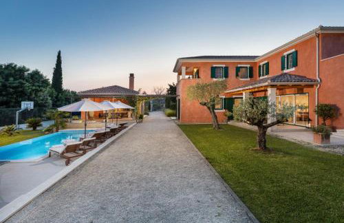 Villa Village by Villsy - with heated pool, spa, private tennis court, golf court, basketball court and playroom - Photo 13