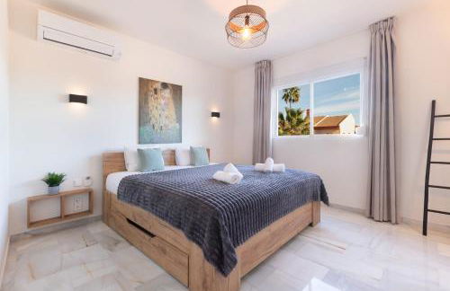 Luxurious And Modern Family Home - Photo 33