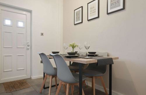 The Lodge - comfortable, stylish, 3 bedroom home with 3-6 beds near Utilita Arena - free parking - Photo 11