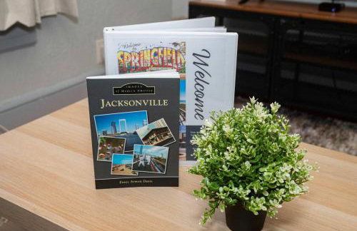 Bright and Sunny Springfield Carriage House - Photo 5