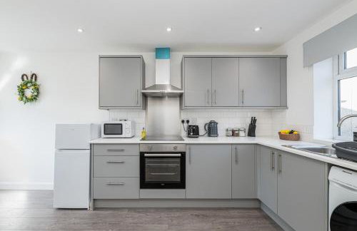 4BR New Build - Near Ferry Port - Great for Groups - Foto 40