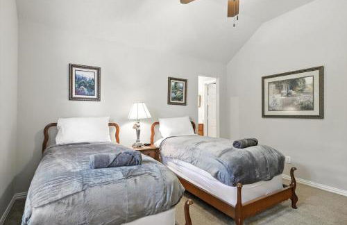 Lewisville Luxe Pool Getaway - Patio BBQ TV Room - Foto 38