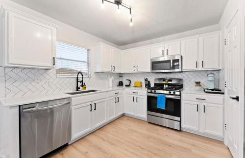 Modern & Homey 3BR Home, Remote Work Friendly, King Beds, Fast WiFi - Foto 24