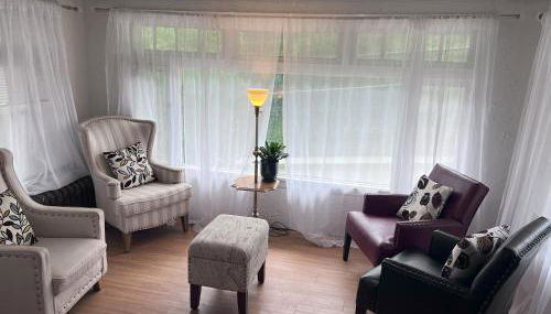 Charming 3 Bedroom Cottage Apartment in a Tudor-Style Home - Foto 2