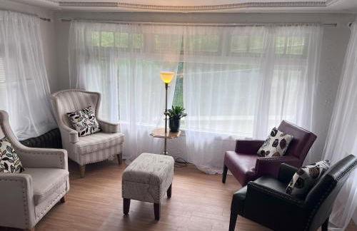 Charming 3 Bedroom Cottage Apartment in a Tudor-Style Home - Foto 2