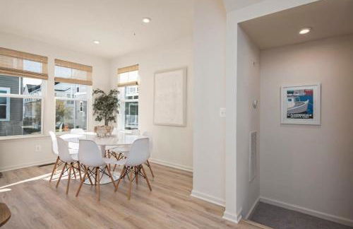 New Intown Waterfront Townhome wPool & Location - Foto 21