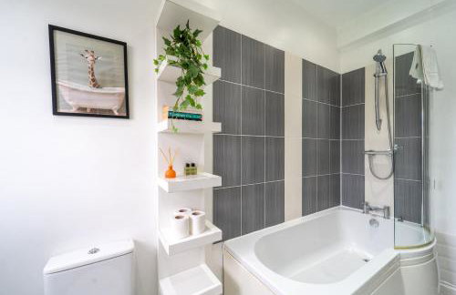 4 Bedroom Stylish House in Redditch - Free Parking - Photo 19
