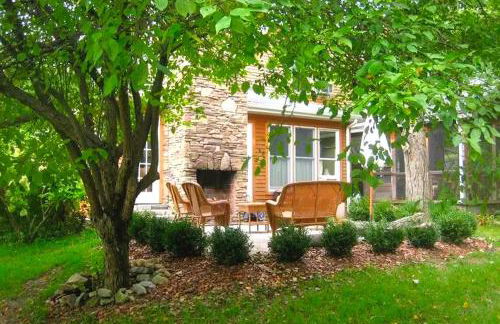 Secluded Cottage Rental with a Heated Pool in Red Hook for Family Getaways in New York State - Photo 5