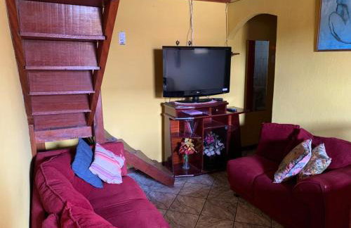 Casa Colorida - Acomodação para 14 pessoas - 10 minutos a pé do centro - Churrasqueira - Foto 3