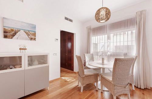 Piscina, patio privado y aparcamiento - Foto 4