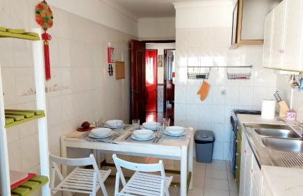 Enjoy Lisbon Cascais Sintra 1200 metres to metro blue line Sintra Rail line Free Parking - Foto 31