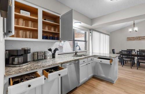 DFW Retreat - Pool, Spa & Minutes to Dallas & Fort Worth - Photo 29