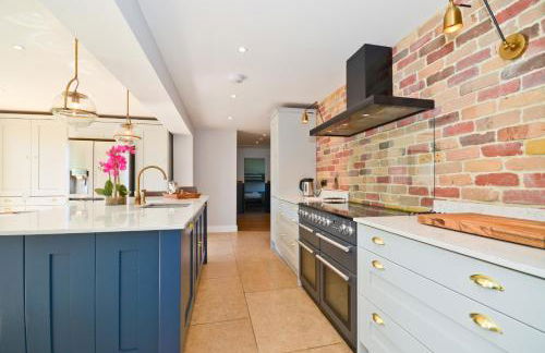 Adgestone Villa - A Luxurious Countryside Escape with Heated Pool, Near Sandown Beach, Dog Friendly in Rural Sandown - Perfect Getaway for Family & Friends - Photo 24