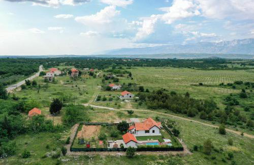 Villa Ena with Pool & Jacuzzi - Photo 40