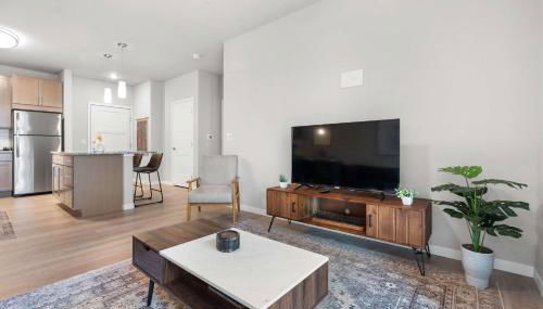 Washer & Dryer with Free Underground Parking with a Pool - Foto 4