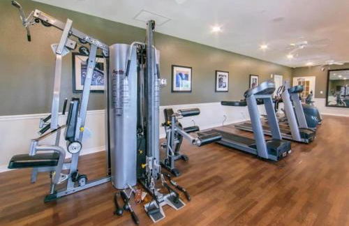 Enjoy mini golf, arcade games, and pools with Family in 2BD Orlando condo - Foto 56