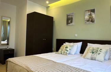 Shades of Olive - Photo 2