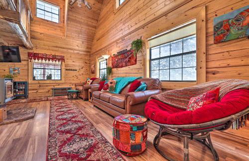 Rustic Duck Creek Village Cabin with Fire Pit! - Foto 1