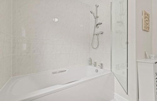 Polmont Haven: Spacious 4- Bedroom Retreat - Foto 27