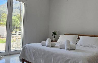 Grace and Harmony of Ancient Corinth - Foto 14