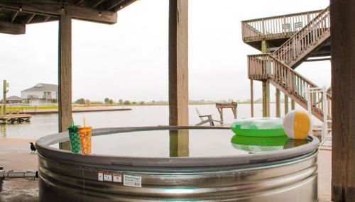 Jaw-dropping bayfront home with panoramic water views, boat slip, and cowboy pool - Foto 3