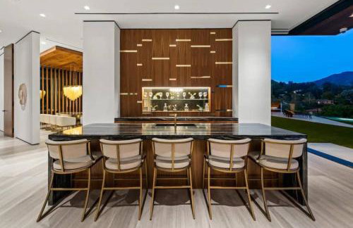 Luxurious 5BR Villa in BH with Pool, Theater, and Views - Foto 18