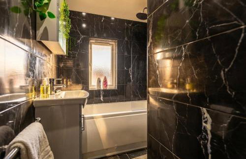 Spacious 3-Bed Home for 8 | Free Parking & Garden - Foto 2