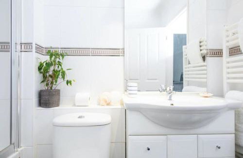 Superior House for 6 Near Beach w Parking Garden - Foto 36