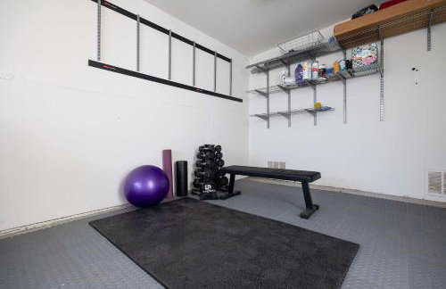 Central Location Gym Hot Tub Villa - Photo 35