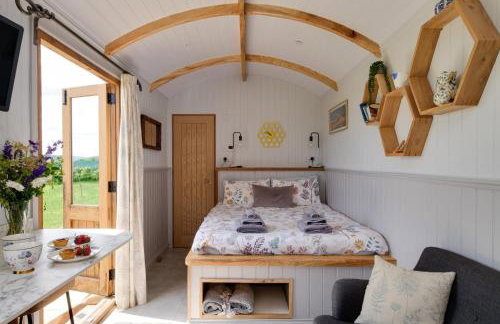 Honey Bee - Comfortable luxury shepherds hut with hot tub - Foto 33