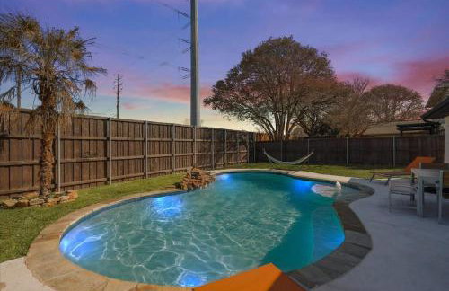 Perfect Getaway Home w Pool Jacuzzi Cinema Room - Foto 1