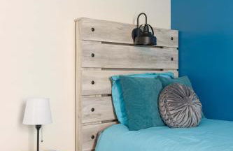 Newark Gem Ruby 3BR, 3BA - Sleeps 14 - Walk to Prudential Center and Newark Penn Station, Near EWR and American Dream Mall, includes Parking - WiFi - Laundry - Backyard - Gym - Foto 14