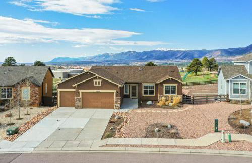 Mountain Breeze Villa w Mountain Views and Air Hockey - Foto 6