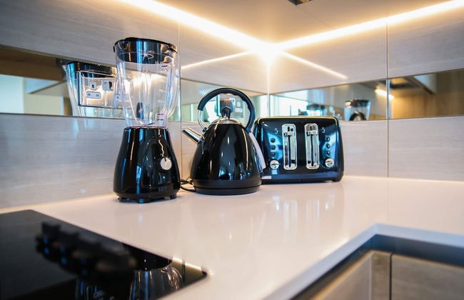 Thames View 2 Bed Apartment With Balcony - Photo 16