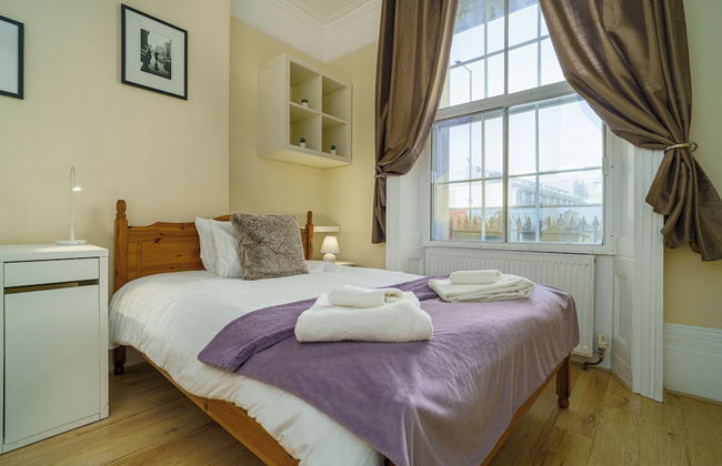 Stylish 2Bed Steps from Iconic Waterloo - Photo 2