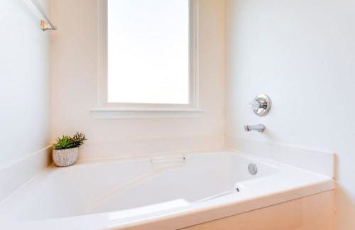 Game Room Fenced backyard Sleeps 10 Fire Pit - Photo 19