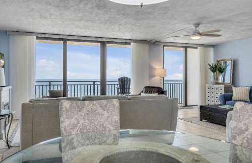 New Listing! Dog-friendly direct oceanfront with private balcony and heated rooftop pool - Foto 41