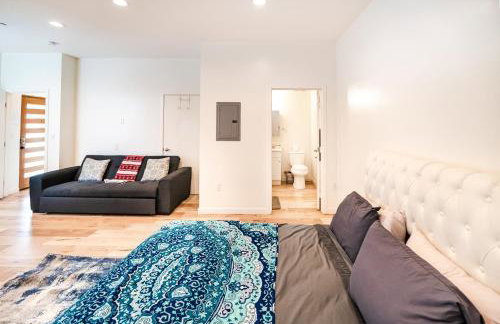 Modern 3 Bedroom 3 Level Loft in Hollywood Sleeps 10 Free Gated Parking Full Kitchen - Photo 16