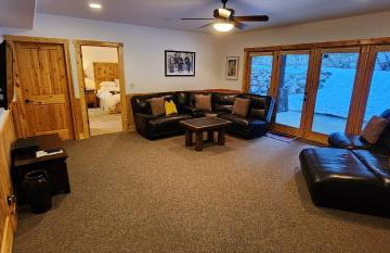Sundance Spacious Vaulted Ceiling cabin, Hot tub, huge lawn - Foto 14