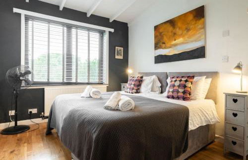 Stunning 6 Bedroom with Swimming Pool & Sauna! - Foto 107